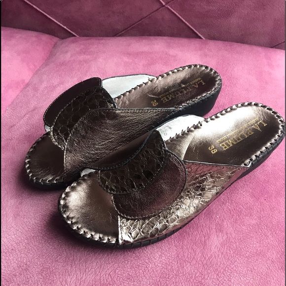 women Slippers - Picture 1 of 6
